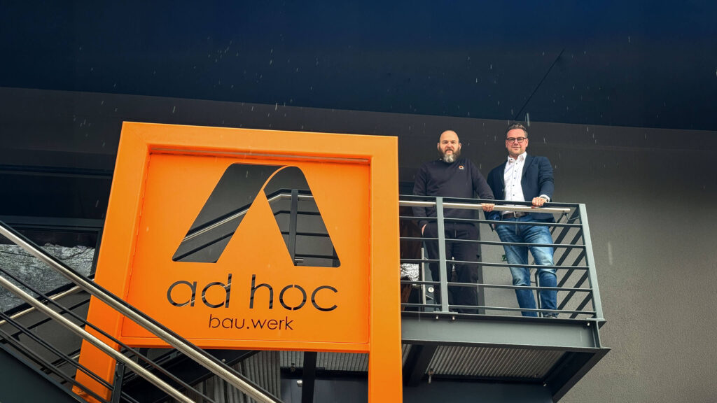 Alexander Pohle (li) und Christian Schwarzer (re) am Eingang des neu sanierten Standortes